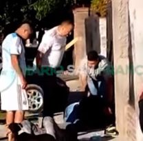 [HAY VIDEO] Vecinos atraparon a un ladrón, su hermano saltó a defenderlo y terminó noqueado