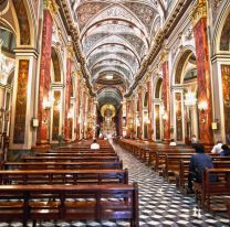 Colegio de Salta ordenó a los alumnos a que vayan como puedan a misa a la Catedral