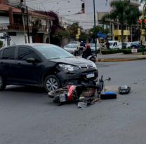 Tremendo choque a metros del shopping: el conductor de la moto está herido