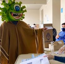 Con poncho y todo, un chango se vistió de coronavirus para ir a votar
