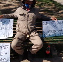 Municipales de Yrigoyen se encadenaron: "No podemos vivir con $15.000 al mes"