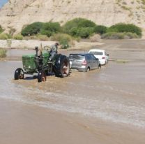 La crecida de un río dejó aislados a vecinos de varios parajes salteños: furia contra el intendente