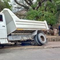 Susto y tránsito cortado en el Monumento a Güemes: un camión terminó en la vereda