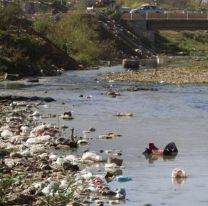Vecinos denuncian abandono total en el río Arenales: hace una década esperan