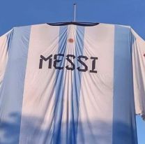 En un barrio de Salta hicieron la casaca más grande del mundo para alentar a la Selección