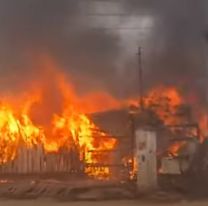 Mujeres indignadas quemaron la casa de presuntos vendedores de droga en Salta