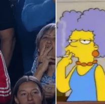 Con un pucho en la boca: "Patty y Selma" de Los Simpson aparecieron en un partido de fútbol