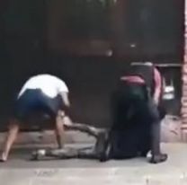 [HAY VIDEO] Le robaron las zapatillas mientras estaba en el piso y detenido