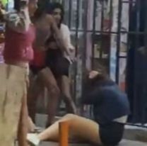 Insultos, patadas y descontrol: brutal pelea de chicas en el Paseo Balcarce