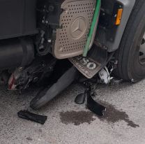 Sábado de desastre en Salta: moto terminó aplastada por un camión
