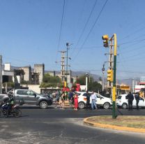 Furioso choque en cadena: tres autos hicieron "trencito" la Paraguay