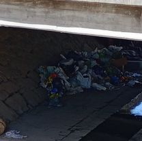 Bronca de vecinos por la basura que tiran en el canal de calle Esteco y San Luis 