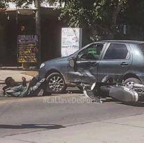 Fuerte choque en zona sur: motociclista se estrelló contra un auto y está grave