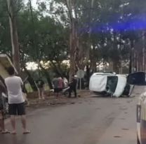 Tremendo accidente en Campo Santo: chocó contra una parada de bondi y volcó