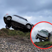 Tremendo accidente en la Circunvalación Oeste: "El auto quedó colgando del puente"