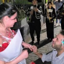 El último romántico: concejal le propuso casamiento a su novia en plena calle