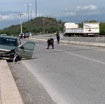 Salteña se durmió y chocó en el puente de Av. Pontussi: internada de urgencia