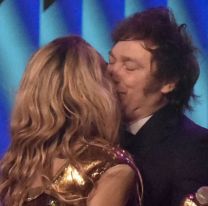 El apasionado beso de Javier Milei y Fátima Florez en el escenario en Mar del Plata [VIDEO]