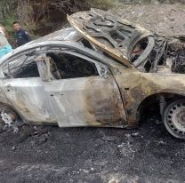 Así quedó el auto que se incendió mientras en la cornisa mientras iba a la Serenata a Cafayate 