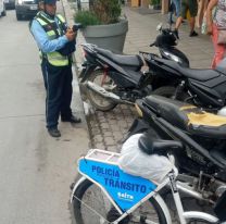 Salteños dejaron su moto mal estacionada en la Alvarado, volvieron y tenían una multa 