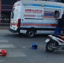 Terrible accidente en la Plaza Alvarado: una pareja salteña 'voló' en la moto 