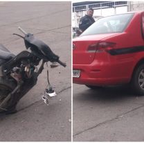 Fuerte choque en pasaje Lola Mora: motociclista fue derivado en código rojo