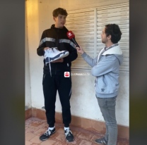 El video más emotivo: así recibió el joven salteño su zapatillas talle 50 