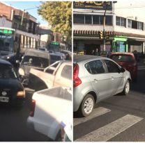 Colectivero chocó un auto en calle Mendoza: caos en Pellegrini