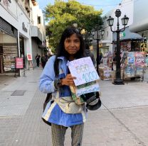 Vio a una mujer vendiendo chicles en la peatonal de Salta y le dio un regalo que la hizo llorar 
