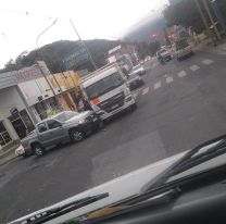 Se cruzaron en plena avenida y provocaron un caos en Salta: fuerte accidente