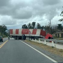 [URGENTE] Camionero perdió el control y terminó dentro de un canal en Ruta 23