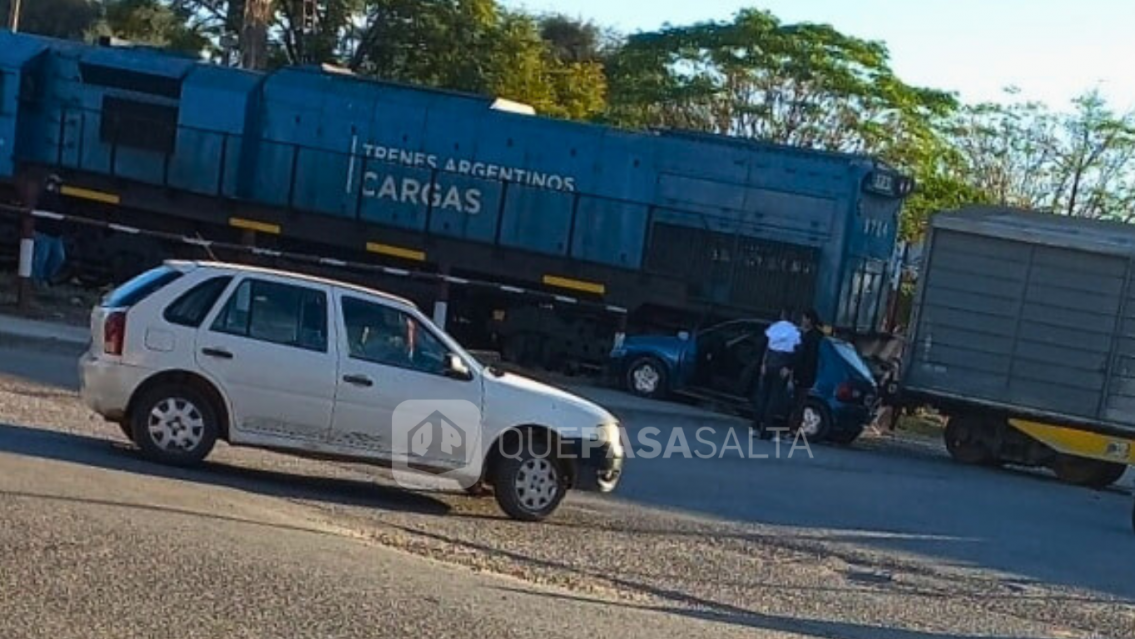 [URGENTE] Terrible accidente: un auto chocó contra un tren de carga en Salta