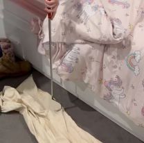 Vio que algo se movía en la cama de su hija y encontró algo aterrador [VIDEO]